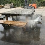 Holzgartenmöbel reinigen: Hochdruckreiniger
