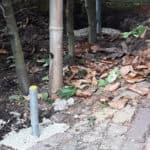 Schaufeln oder bohren Sie dort ein Loch in den Boden, wo der Pfostenständer später stehen soll. Achten Sie auf den Boden und gepflasterte Flächen.