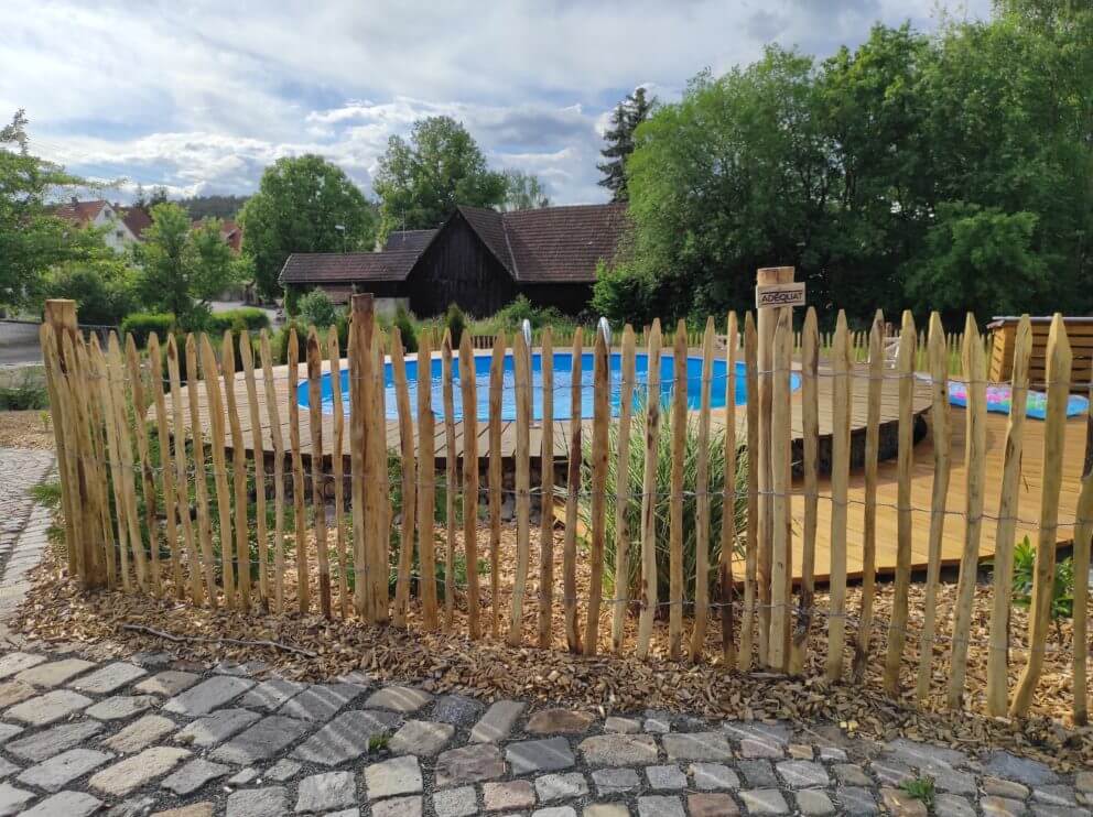 Poolzaun: Holzzaun 100 cm hoch Staketenzaun Kastanie (4 cm Lattenabstand)
