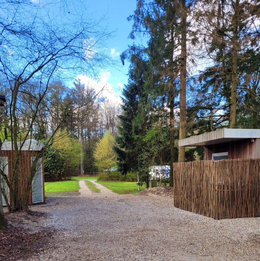 Haselnuss Zaun Loire 1 in den Maßen 150 cm breit und 180 cm hoch als privates Gitter in der Nähe der sanitären Anlagen auf einem Campingplatz.