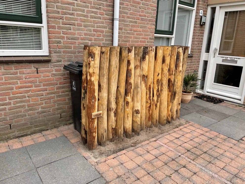 Mülltonnen-Sichtschutz: Holz Palisade aus Kastanienpfählen mit 13-16 cm Durchmesser, 200 cm Länge