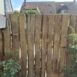 Zaun und Tor aus Kastanienbrettern und Kastanienbalken gesägt