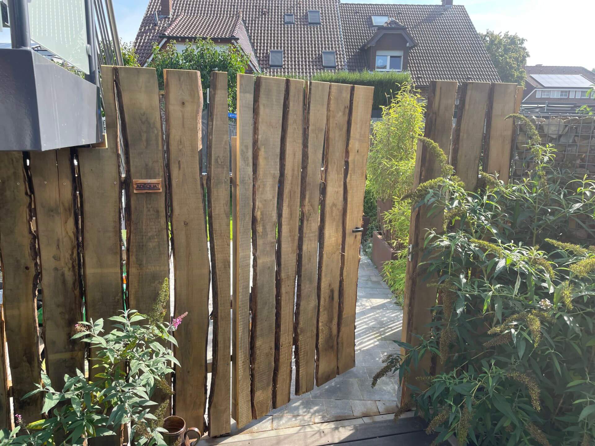 Zaun und Tor aus Kastanienbrettern und Kastanienbalken gesägt