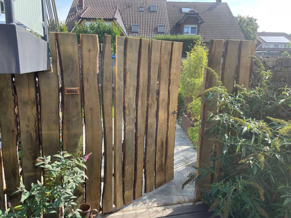 Zaun und Tor aus Kastanienbrettern un kastanien balk gesägt - Adequat