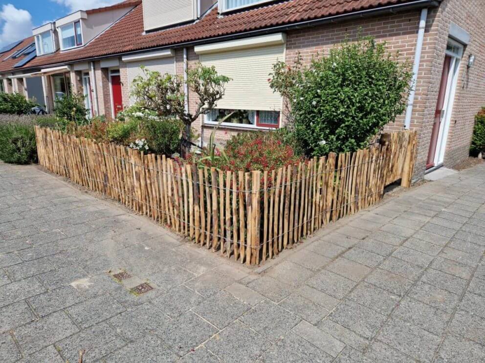 Zaun im Vorgarten aus Holz: Staketenzaun