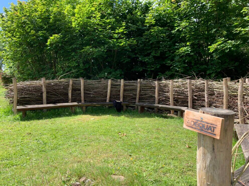 Die Benjeshecke mit den Adequat-Holzpfählen Robinien 200 cm lang, diam. 10-12 cm entstand im Schulgarten an eines Schulprojektes.