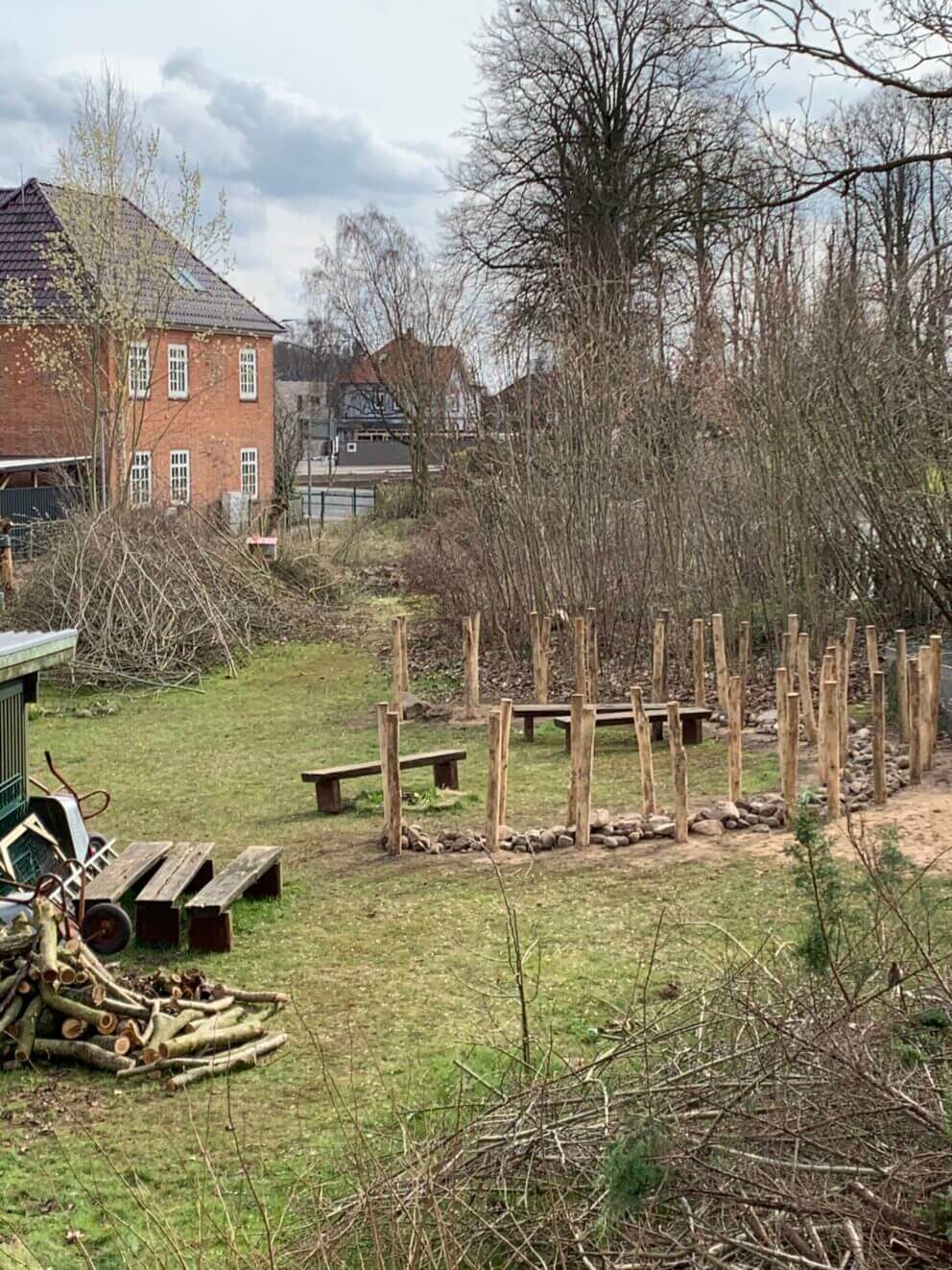 Die Benjeshecke mit den Adequat-Holzpfählen Robinien 200 cm lang, diam. 10-12 cm entstand im Schulgarten an eines Schulprojektes.