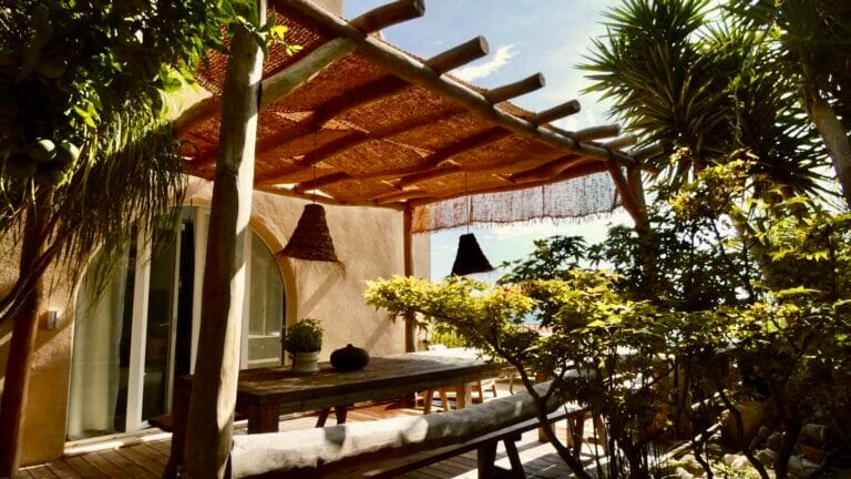 Garten im Boho Stil: Sitzecke / Terrasse mit Pergola aus Robinienpfosten