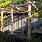 Lav selv en pergola af kastanjestolper fra Adéquat