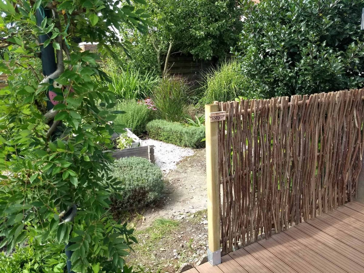 Example de palissade jardin avec notre brise-vue en noisetier tressé Loire 1 180 x 115 cm