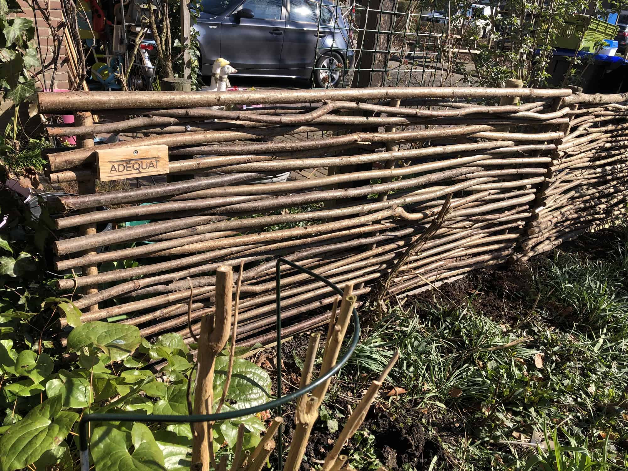 Example de bordure jardin avec notre brise-vue noisetier Somme 4, dimensions 180 x 75 cm, tressé horizontalement