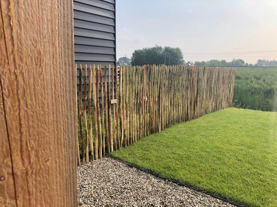 Comment poser une clôture ganivelle bois?