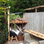 Lentement, mais sûrement, la pergola prend forme.