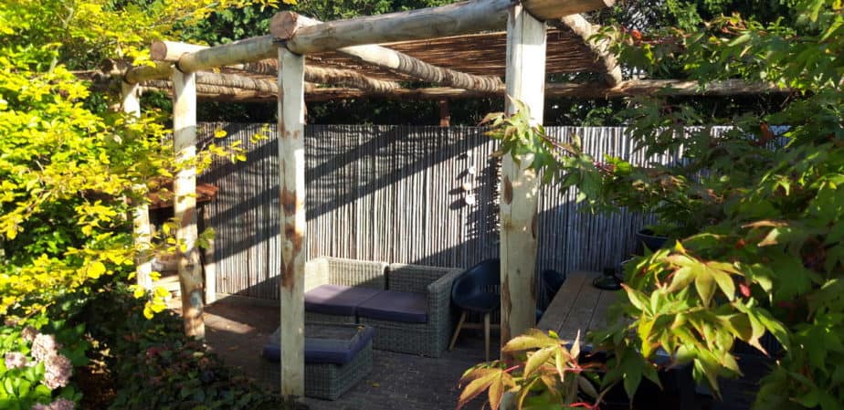 Clôture ganivelle pour construire une pergola dans votre jardin 