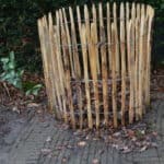 Composthoop van schapenhek wordt gevuld