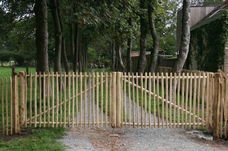 Dubbele Franse rondhoutpoort van 120 cm hoog en 200 cm breed per poortdeel als doorgang naar een oprit