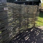 Terrasafscheiding van wilgentenen met kastanjepalen