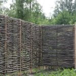 Hazelaarschermen Somme 1 gebruikt als natuurlijke afrastering in een tuin met veel groen