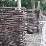 Somme 2 hazelaarschermen gebruikt in de tuin als afrastering