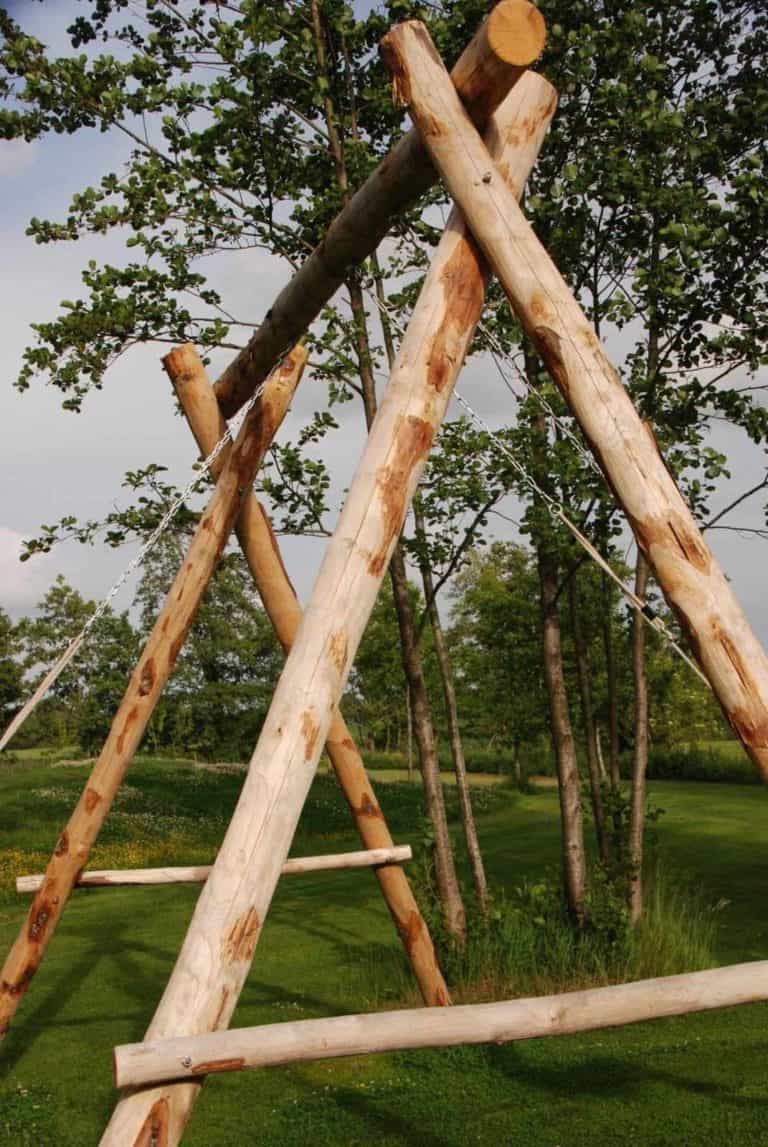 Een speeltoestel maken van houten palen Adéquat