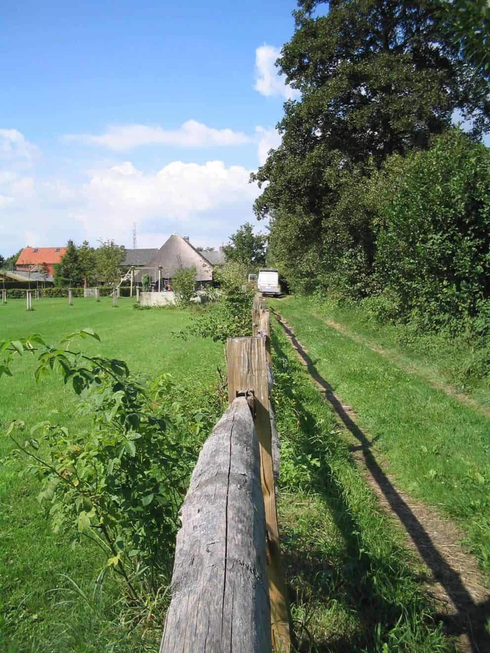 Een Post en Rail hek niveau 2 met ronde staanders en ¼ liggers