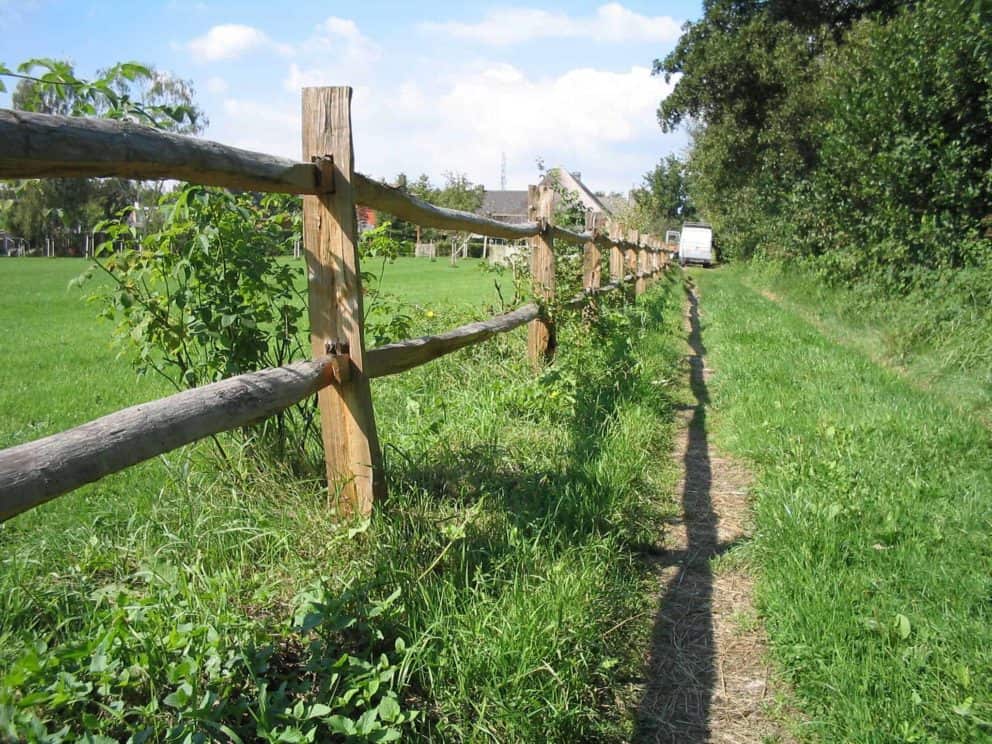 Een Post en Rail hek niveau 2 met ronde staanders en ¼ liggers
