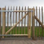 Franse raamwerkpoort van 100 cm breed bij 100 cm hoog met rasterlatten in dezelfde hoogte met een latafstand van 6 cm.