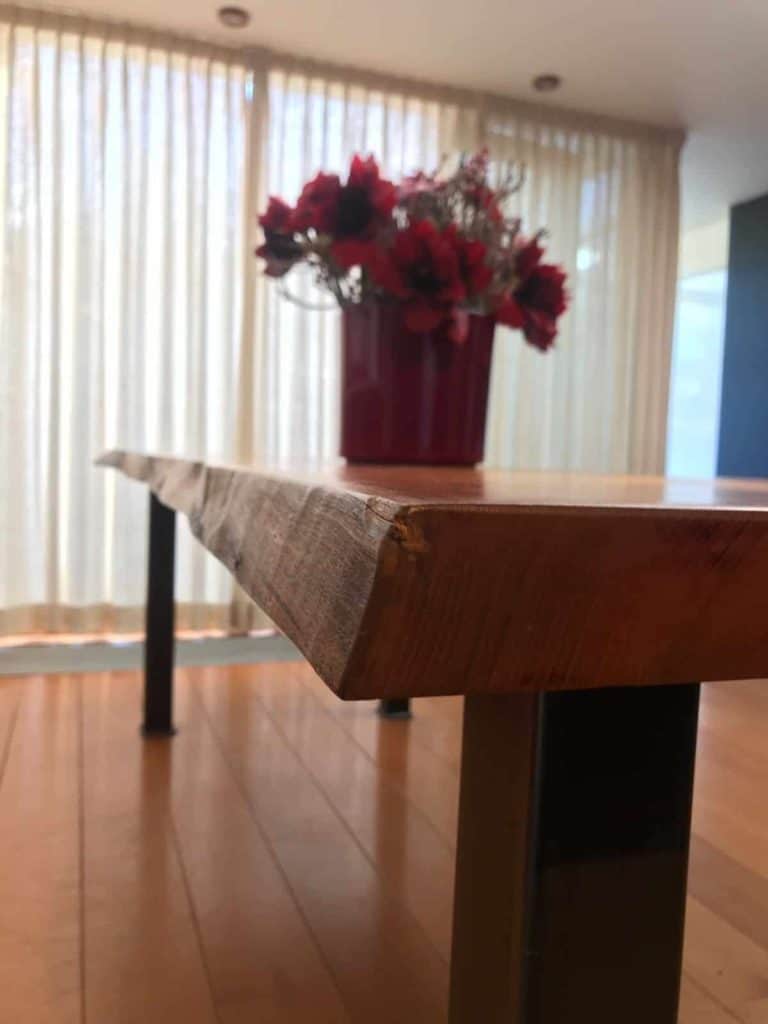Behandelen van een houten tafel