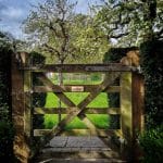 Nieuwe eikenhouten plantpalen bij een Engelse poort (die al 25 jaar staat)