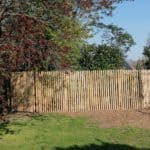 Rasterscherm van halfronde latten 150 cm hoog met latafstand 2 cm