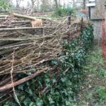Natuurlijke schutting van wilgentenen