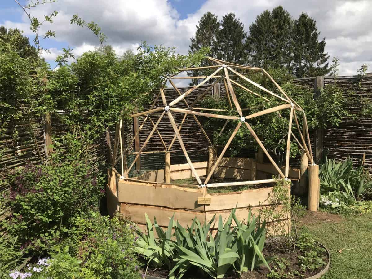 Dome, gemaakt van rasterlatten van 200 cm en kastanjehouten schaaldelen