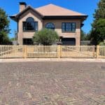 Houten poort bij de villa van de familie Meiland, Adequat