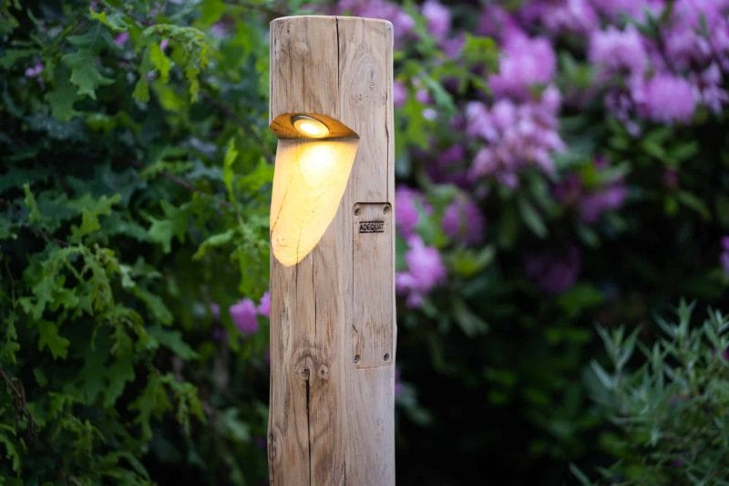 Houten padverlichting van ronde Billy lamp in de tuin