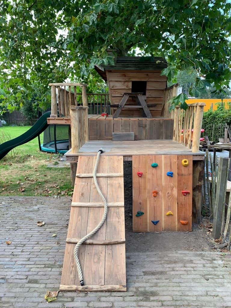 Speelhuis voor kinderen van douglas planken en kastanjehouten palen| Adéquat