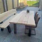 Eikenhouten tafel met H-profiel onderstel en eikenbank Adéquat