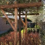 Pergola van kastanjehouten palen 7-9 cm en kastanjehouten palen 4-6 cm