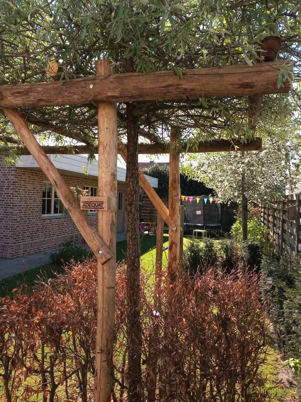 Pergola van kastanjehouten palen 7-9 cm en kastanjehouten palen 4-6 cm