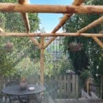 Pergola van kastanjehouten palen, kastanje paal Adequat