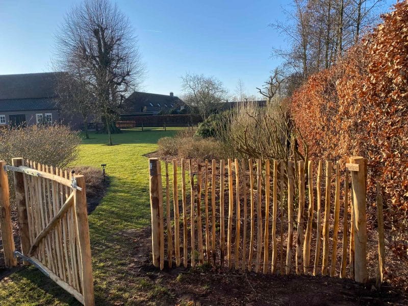 Franse rondhoutpoort van 120 cm hoog en 150 cm breed als toegang in de tuin