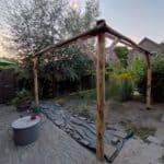 Pergola gemaakt van: kastanjepaal diameter 13-16 met een lengte van 350 cm, kastanjepaal 10-12 cm met een lengte van 200 cm en een halfronde paal 10-12 cm van 400 cm.