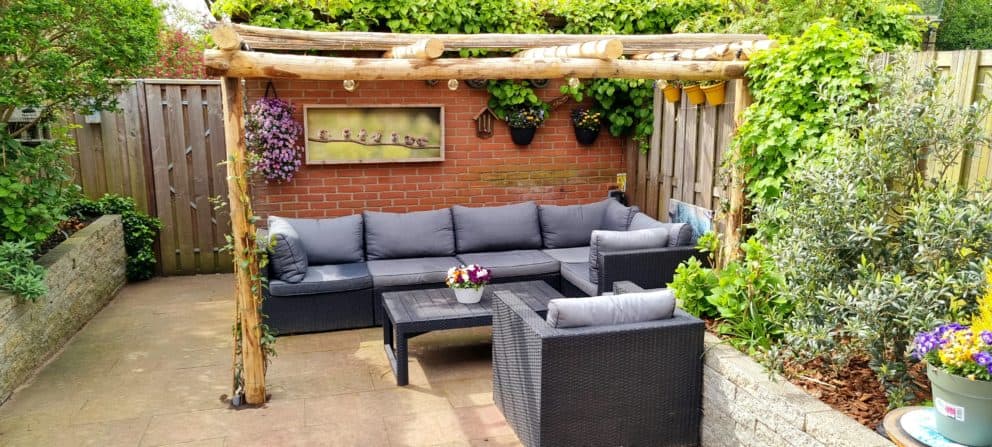 Pergola van kastanjehouten palen met een diameter van 10-12 cm rond en halfrond