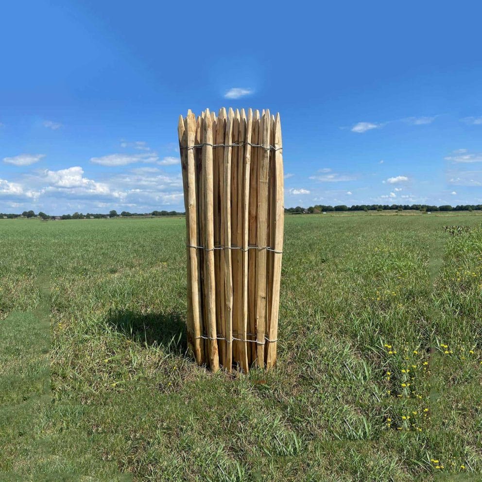 Frans schapenhek van kastanjehout 120 cm hoog met een latafstand van 4 cm op een rol van 5 meter van Adéquat