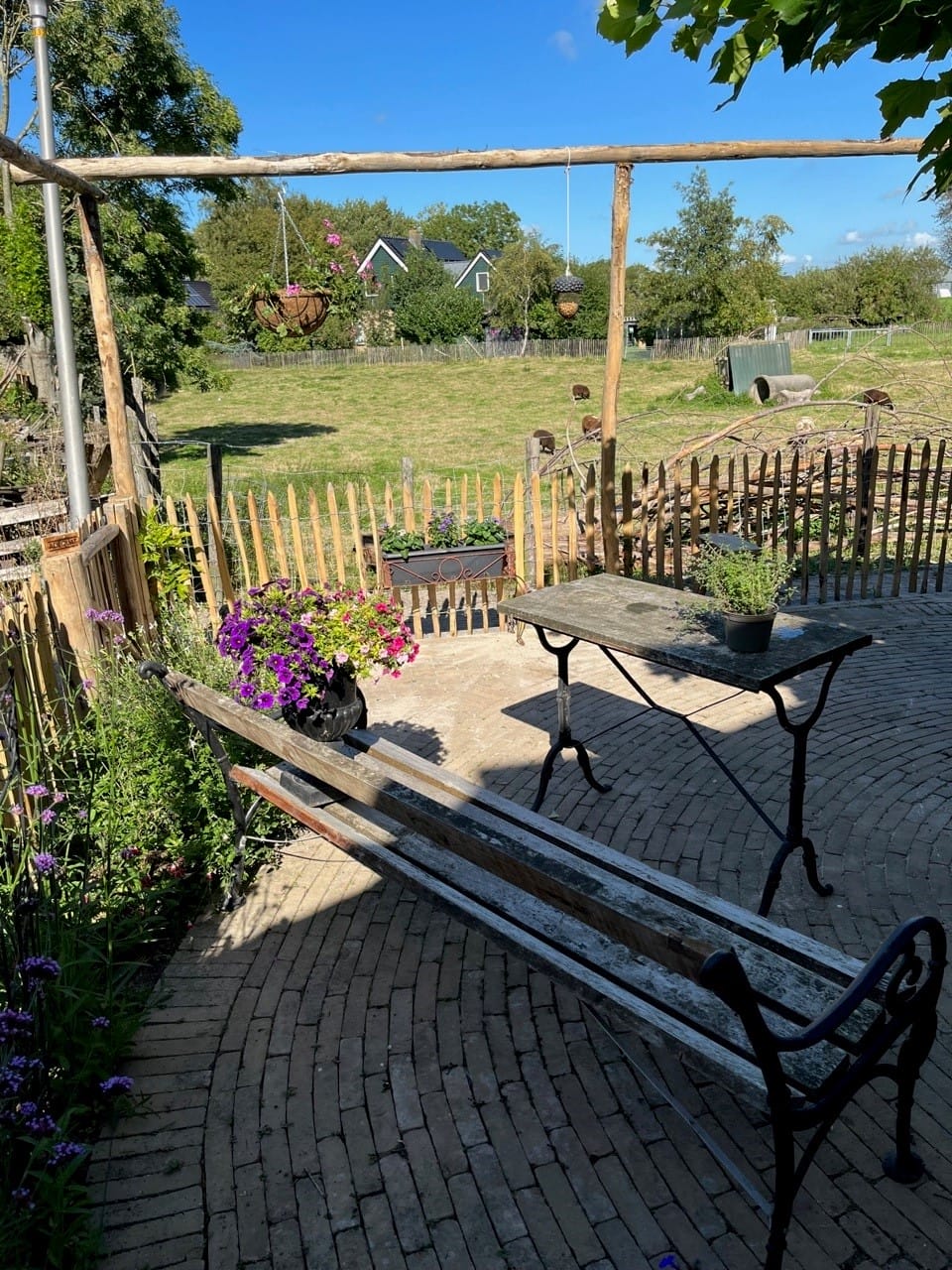 Frans kastanje schapenhek 80 cm, latafstand 4 cm en stellage van palen met een diameter van 7-9 cm in de lengte 300 en 500 cm