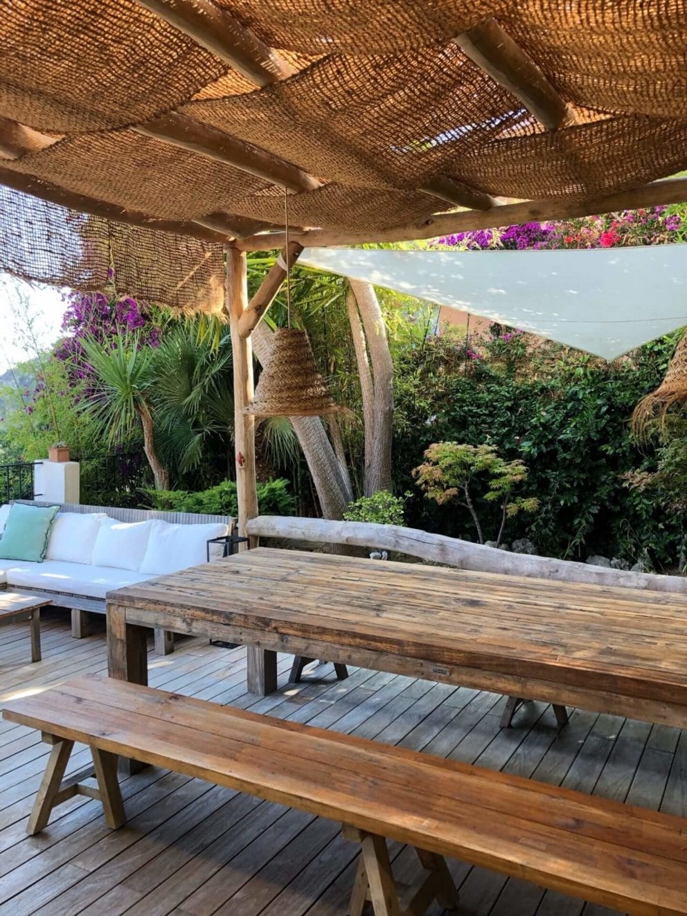 Overkapping Ibiza stijl: zithoek / terras met pergola gemaakt van geschaafde robinia palen