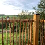 Rasterlatten kastanje van 80 cm hoog 1/4 lat gepunt als omheining bij een balkon in de Ardennen
