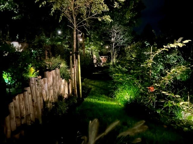 Sfeervolle afscheiding in de avond van kastanjehouten palen met een diameter van 7-9 en 10-12 cm