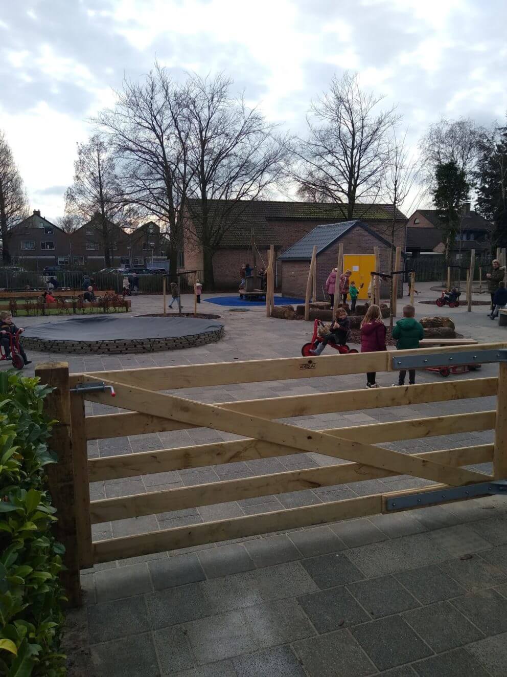 Boerenlandhek kastanje enkel van 300 cm breed bij 110 cm hoog als toegangspoort bij een school