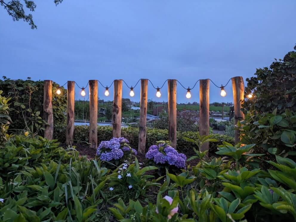 Kastanje paal 150/160 cm lang met een diameter van 10-12 cm gebruikt om verlichting aan te hangen in de tuin