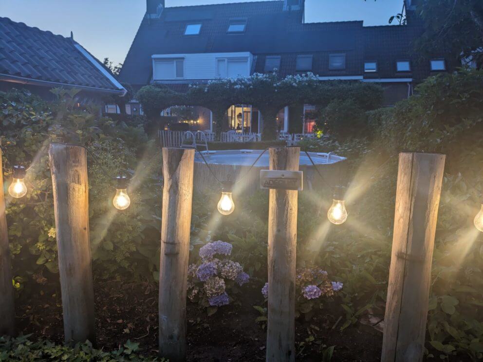 Kastanje paal 150/160 cm lang met een diameter van 10-12 cm gebruikt om verlichting aan te hangen in de tuin